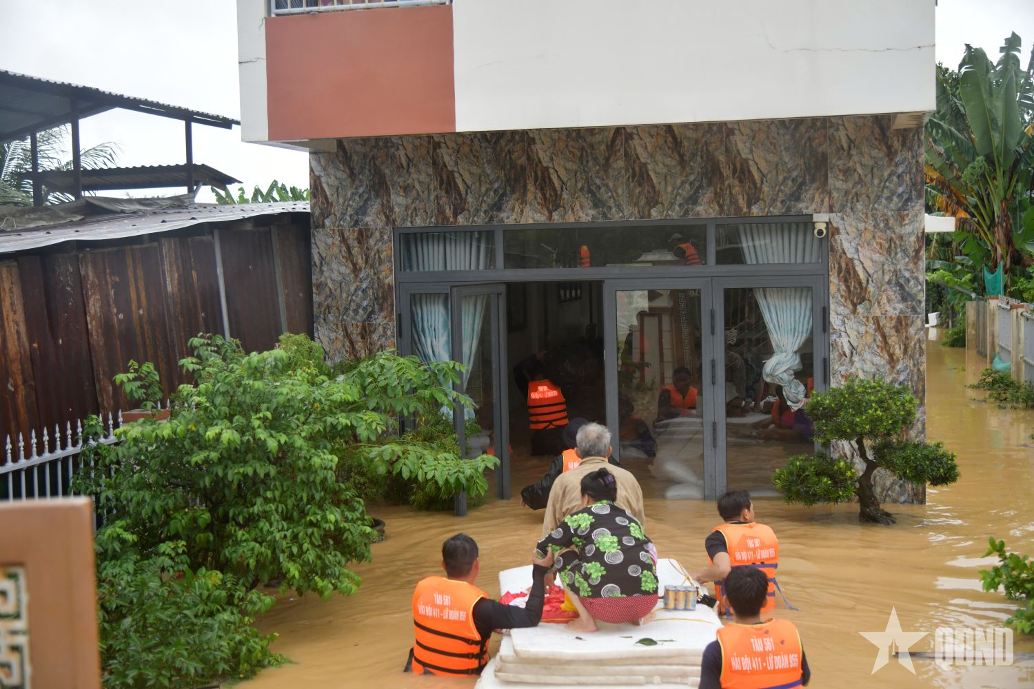 Bộ đội Hải quân ứng cứu nhân dân vùng ngập lụt